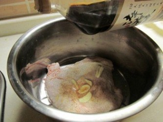 step2: 去骨雞腿洗淨放鍋中,和味全淬釀醬油露1大匙,米酒1小匙,糖1/2小匙.少許香油.白胡椒混合,放電鍋約一杯量米杯的水去蒸