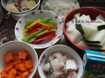 step2: -鯰魚柳和生熟帶子是急凍, 預早一晚由冰箱轉放解凍格
-鯰魚柳解凍後略洗, 吸乾水份, 用適量鹽胡椒粉醃半小時. 之後切大塊再用粟粉1茶匙, 紹與酒2茶匙醃10分鐘, 
-生熟帶子凍後略洗, 吸乾水份, 用適量鹽, 紹與酒1茶匙醃15分鐘
-冬瓜甘筍三色椒略洗切塊及切絲