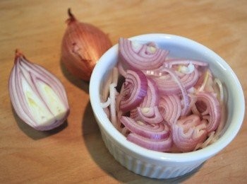 step3: 蝦米浸泡米酒10分鐘後瀝乾，臘腸切小片，紅蔥頭切成細絲