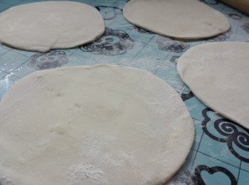 step4: 在枱上灑少許麵粉防沾手，用手掌向下壓，將餅皮稍壓扁，再用桿麵棒桿薄成餅皮。