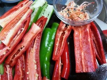 step2: 青紅椒洗淨去籽切段備用