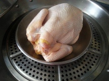 step2: 將雞用滾水蒸30分鐘