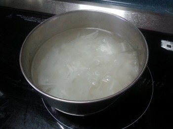 step4: 粉皮切條後用滾水煮到透明(大約3分鐘)