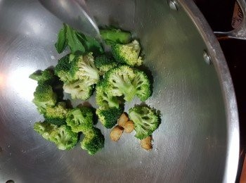 step10: 用少許油起鑊，加入已炸好的蒜頭，先炒一炒西蘭花（因為西蘭花比較硬身）