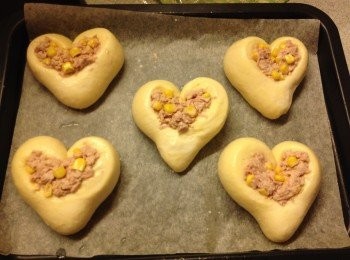 step12: 預熱焗爐170度, 把沙律餡放在包面, 周邊掃上牛奶