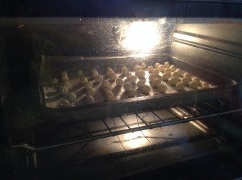 step7: 把小圓球放在焗盤上，噴點水，焗180度10分鐘 （中途要拿焗盤轉一轉位置）