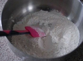 step2: 先將麵粉，糖，泡打粉拌勻