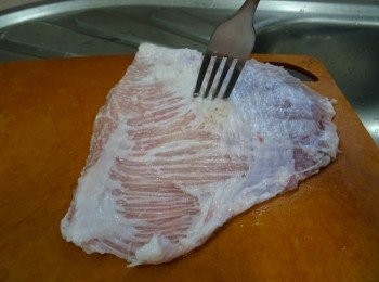 step1: 豬頸肉解凍洗淨抹乾, 片去多餘油份（太厚的話要片薄一點），  用叉在肉上均勻刺上密集的小孔, 越多越有助入味。（如買到豬頸肉新鮮的更理想）