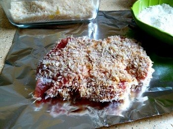 step9: 將醃好的豬扒逐一沾上麵粉 , 蛋液及麵包糠