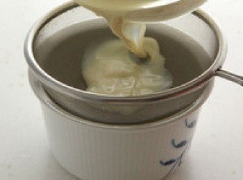 step1: 糖加入豆漿中將糖拌溶化。蛋打勻後將豆漿液倒入後過篩，倒入容器中如表面有泡泡可用紙巾將泡泡撇去。