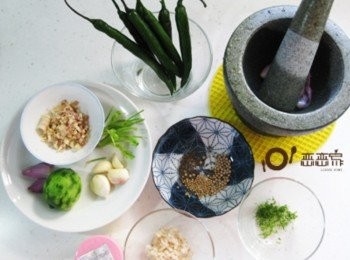 step1: 將材料放入石臼或食物調理機打碎，再依需要烹煮的份量分裝放於冷凍庫保存。