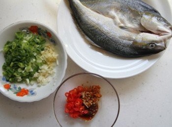 step2: 將泡椒(或辣椒)切碎，取容器將辣椒、辣豆瓣醬、蒜末、薑末、糖拌勻。