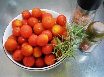 step1: 1.先準備好所需<span class="group_1">材料</span>ˊ小蕃茄/鹽/橄欖油為主要ˊ
其它運用搭配不局限ˊ(如蒜瓣/胡椒/香草/都能依喜好自行決定)