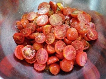 step2: 2.將小蕃茄洗淨ˊ擦乾ˊ對切ˊ然後灑上義式綜合香料和海鹽ˊ
並淋上酌量橄欖油ˊ略為拌勻
(怕番茄籽影響口感也可將籽擠掉)