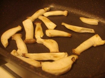 step5: 然後用原鍋煸炒香杏鮑菇，炒至散出自然香氣