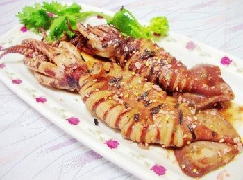 step8: 海鮮易熟，所以適合快速料理，中卷略煎定型就好， 否則煮老了，口感就不好囉~ 喜歡的，找時間嘗試做做看吧~~