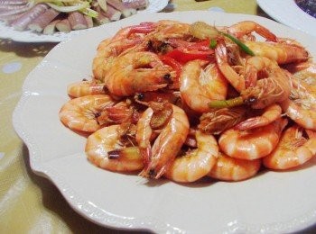 step7: 大大一盤爆蝦ˊ雖然沒有燈光美氣氛佳ˊ 但伴隨家人歡樂用餐的笑聲就是幸福ˊ 看著家人開心吃光光也是幸福ˊ 祝福我所有的朋友都甜蜜幸福~