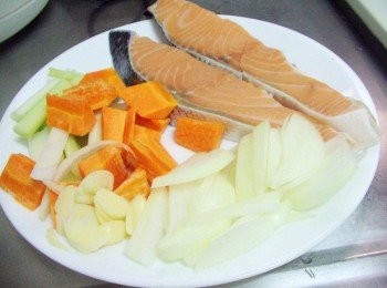 step1: 1.先準備好所需<span class="group_1">材料</span>並處理成適當大小