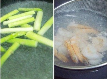 step2: 準備一小湯鍋ˊ加入適量的水ˊ水滾依序燙熟蘆筍和蝦子