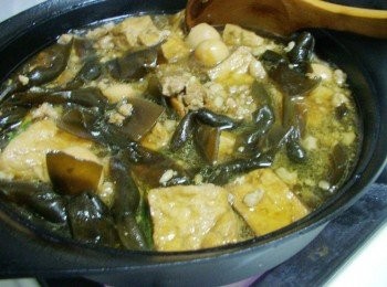 step6: 接近完成前20分鐘再加入海帶結ˊ步驟3油蔥酥悶煮至熟透入味