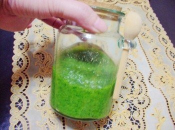 step8: <span class="group_2">青醬</span>量我做得比較多ˊ特別留意甜羅勒我們只取葉子部分ˊ 如果無法短期用完ˊ 記得在製作時ˊ葉片勿必擦乾水份否則容易腐敗ˊ 然後再添入酌量橄欖油ˊ必免上層氧化變黑ˊ 密封冷藏保存ˊ一星期內用完即可。