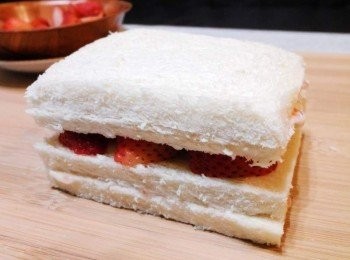 step7: 覆蓋上另外一片吐司ˊ然後將抹上奶油果醬的吐司ˊ 分別組合於上下層ˊ最後對切成三明治即可