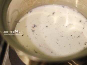 step5: 剩下的120ml低脂牛奶倒進小鍋，香草莢切開，刮取1/4的香草籽加入，以小火煮至鍋邊冒小泡泡後，關火移開。