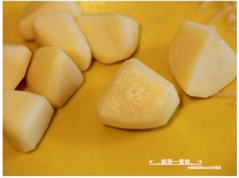 step2: 馬鈴薯去皮，一顆約切成10~12小塊，用小刀子削去尖角，使馬鈴薯塊的邊緣成圓角狀(可避免煮的時候因為碰撞而散掉，影響形狀)，削好後記得泡在清水中預防變色