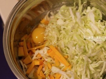 step4: 倒入高麗菜絲、南瓜絲、雞蛋，由下往上將所有材料跟麵糊混合。最後再加進煎好的蔥末培根丁拌勻。