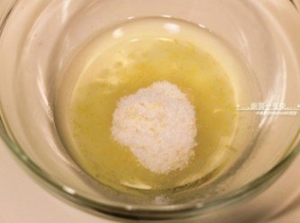 step2: 將檸檬細砂糖、鹽加到蛋白中攪拌均勻。