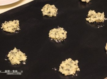 step3: 烤盤鋪上不沾烤布或不沾烘焙紙，挖取少量麵糊，間隔大一點地放在烘焙紙上。