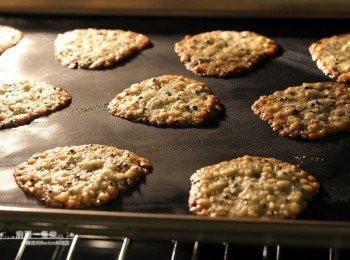 step4: 放入烤箱中烘烤約5~7分鐘，至麵糊攤平，表面呈現金黃色即可取出。