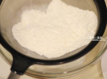 step4: <span class="group_1">馬德蓮</span>低筋麵粉、杏仁粉、泡打粉混合過篩，倒入步驟③，輕輕以打蛋器混合。