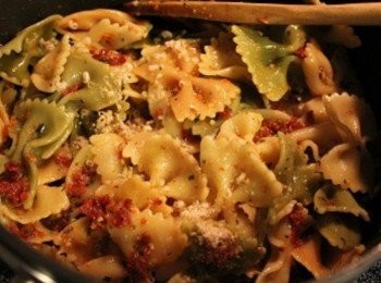 step6: 加入煮麵水與義大利麵拌炒. 起鍋前灑上起司並用鹽巴/黑胡椒做最後調味