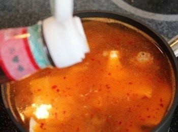 step4: 再加入魚露 (** 鹹度及辣度可隨個人口味加減魚露及辣椒粉的份量)