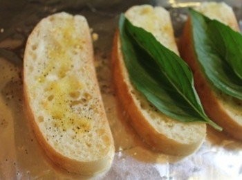 step4: 麵包片灑上起司粉, 淋少許的橄欖油後, 入烤箱烤至表面酥脆後, 鋪上九層塔葉/ <span class="group_2">水果莎莎醬</span>/ 鮮蝦即完成