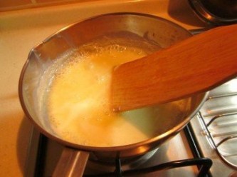 step5: 煮到滾時會開始變得濃稠,這時要不停的攪拌防煮焦