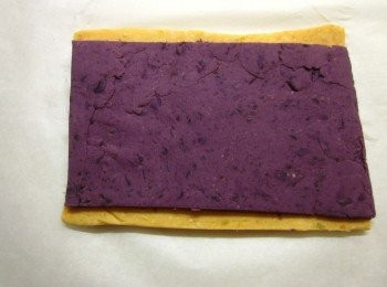 step5: 將紫地瓜粉團放在黃地瓜粉團上