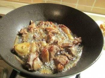 step3: 原鍋再放入鴨肉炸至金黃色撈起備用