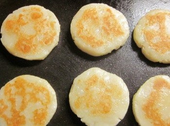 step6: 鍋中放少許油,將麻糬餅兩面煎到金黃色周圍呈透明狀即表示熟透可盛起