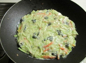 step5: 平底鍋放油倒入作法4.煎到金黃