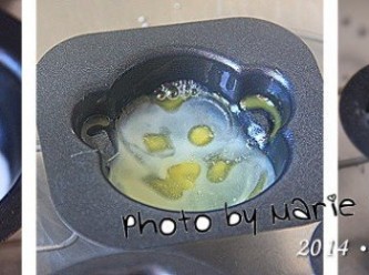 step3: 鍋子裡裝水、放上網狀蒸架，燒開水
把模具放進去，待蛋黃表面有點乾熟了後
再倒進一層蛋白進去模具裡面
蓋上鍋蓋繼續讓它蒸一下‧‧‧