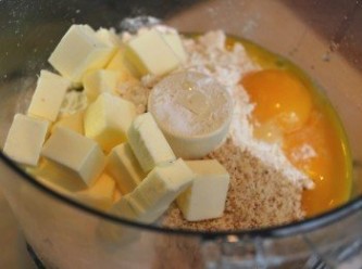 step5: 將塔皮材料（冰水外）在食物調理機裡攪拌-暫停至米粒狀粉屑，分次淋上少許冰水，攪拌-暫停至麵團結成小團塊狀