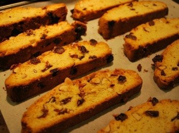 step10: 切面向下排放在烘焙紙上，再烤15~20分鐘至表面金黃，放至完全涼透後即可食用