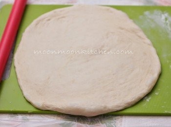 step6: 6.待機響取出麵糰，排氣，滾圓鬆弛20分鐘。