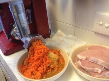 step1: 西芹, 洋蔥, 紅蘿蔔, 蒜頭，豬扒, 全部挍碎。