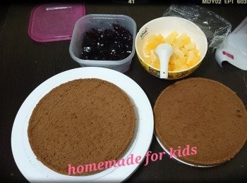 step2: 5. 將甜及淡忌廉各半打起，打至企身(不要打得太耐，唔係cream會唔滑)