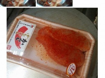 step1: 以湯匙或刀背把明太子薄膜內的魚子刮出。