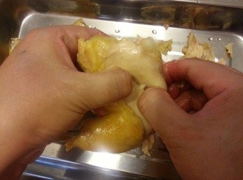 step3: 蒸熟後的雞灘凍,撕成雞絲待用