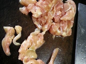 step1: 餡做法:
急凍<a href="https://bit.ly/2ZxapeY" target="_blank" data-keyword="雞扒" class="guide-link"><strong>雞扒</strong></a> <span style="display:inline-block;vertical-align:middle;margin-top:-3px;color:initial;border-radius:3px;padding:2px 3px;font-size:12px;line-height:14px;background:#87d300;color:#fff;">即買</span> 解凍後切幼條